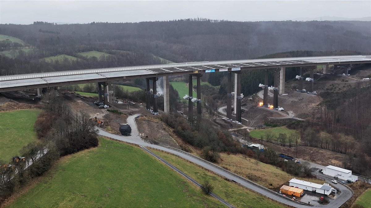 ZÜBLIN, Sprengung A 45-Talbrücke Rinsdorf